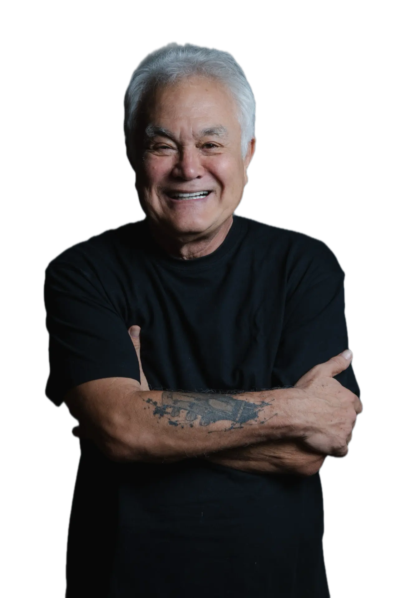 Roberto Shinyashiki sorrindo, de braços cruzados, camiseta preta